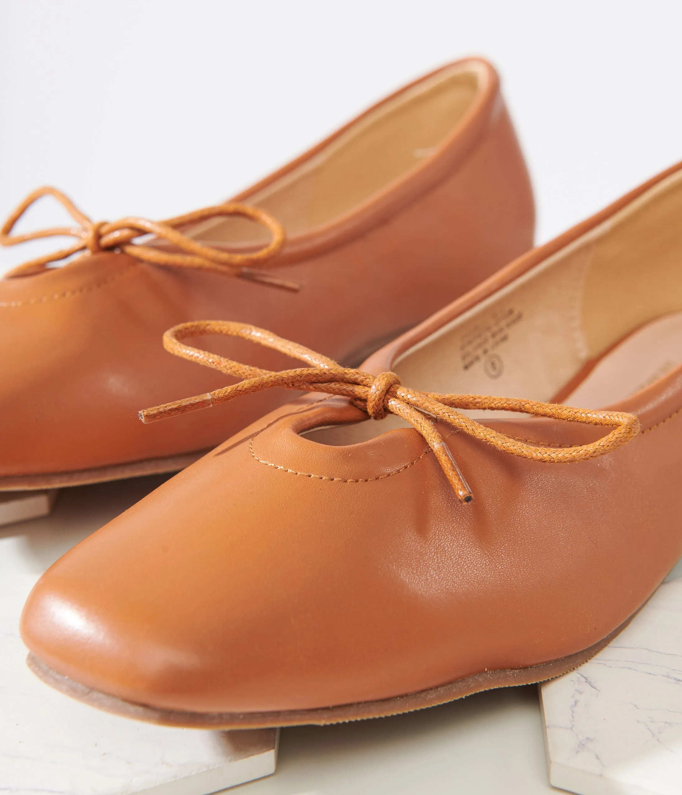 1960s Tan Leatherette Bow Ballet Flats